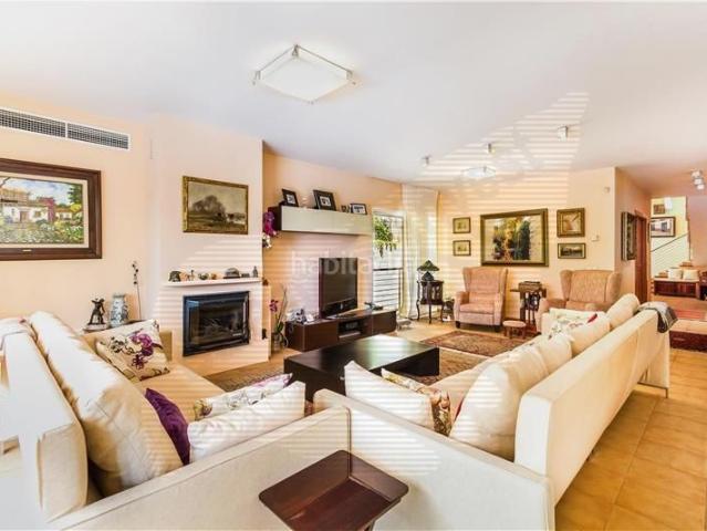 Chalet en venta en Baleares Palma de Mallorca, La Bonanova. Chalet unifamiliar de lujo con piscina en La Bonanova, 500 m2 construidos, amplio salón comedor con chimenea, cocina amueblada y e. Chalets.