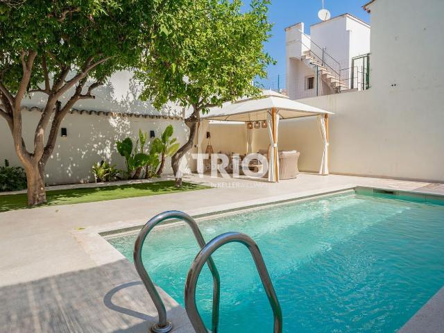 Chalet en venta en Baleares Palma de Mallorca, Plaça de Toros. Una casa con historia de 1936 en Son Oliva reformada con exquisitez, lista para vivir. Chalets Palma de.