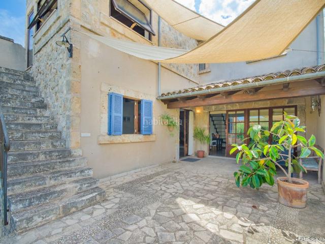 Casa en venta en Baleares Petra. Casa de pueblo reformada en estilo mallorquín moderno con gran garaje y jardín. Casas.