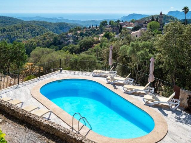 Chalet en venta en Baleares Puigpunyent. Un refugio de elegancia moderna y paz absoluta en Galilea. Chalets.