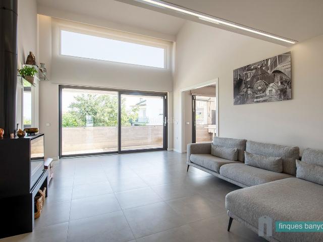 Chalet en venta en Banyoles. Casa Tipus Xalet semi nova amb excel.lens acabats. Chalets.