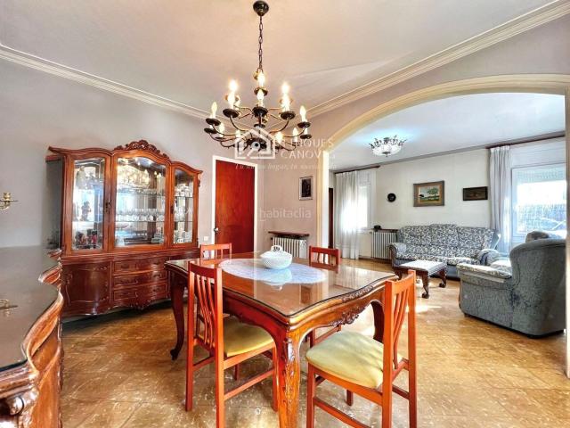 Chalet en venta en Banyoles. Oportunidad única Casa a un paso del centro y del Estany de Banyoles. Chalets.