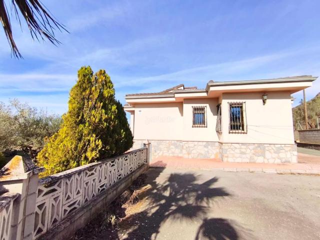 Chalet en venta en Banyeres de Mariola. Chalet con encanto y gran parcela con olivos a los pies de la Sierra de Mariola. Chalets Banyeres de.