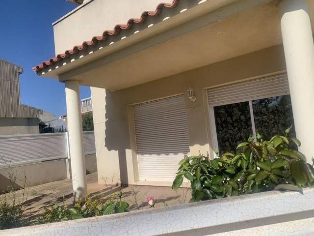 Chalet en venta en calle Josep M Biarnés, Banyeres del Penedès, de 161 m² 4 habitaciones por 160.000