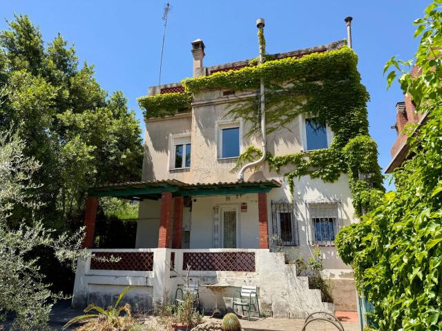 Chalet en venta en Barcelona, La Font d´en Fargues. Casa de estilo colonial a 4 vientos con piscina, jardín y párquing. Chalets.