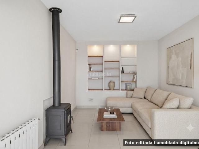 Chalet en venta en Barcelona, La Font d´en Fargues. Casa independiente con terraza y vistas panorámicas a Barcelona y al mar. Chalets.