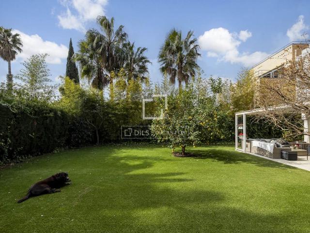 Chalet en venta en Barcelona, Pedralbes. Casa villa con seis dormitorios y jardín de 120m en venta en Pedralbes, Barcelona. Chalets.