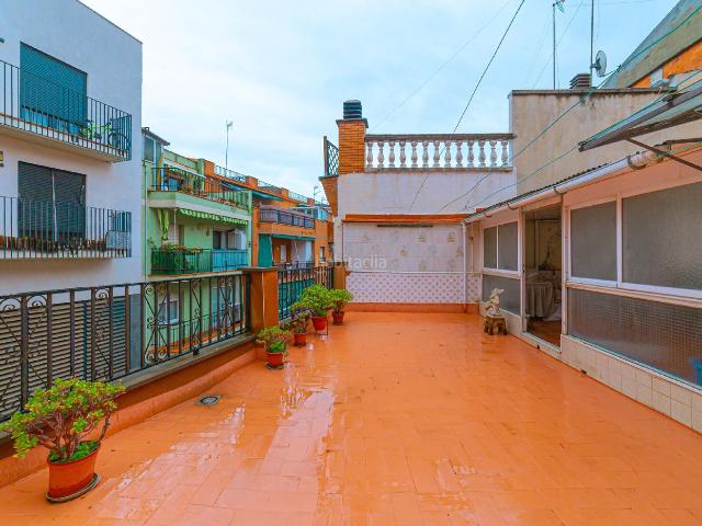 Chalet en venta en Barcelona, Roquetes. Alavarado frente metro L3 Roquetes. Chalets.