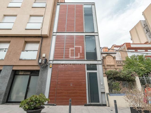 Chalet en venta en Barcelona, Sant Ramon Maternitat. Casa villa de 4 dormitorios con ascensor, parking, jacuzzi y terraza en venta en Les Corts, Barcelona. Chalets.