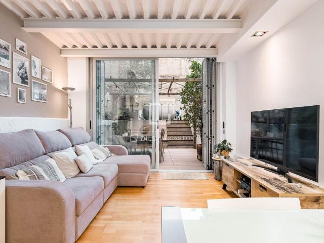 Chalet en venta en Barcelona, Sants. Casa excelente de 3 dormitorios con 53m terraza, piscina y barbacoa en venta en SantsBadal. Chalets.
