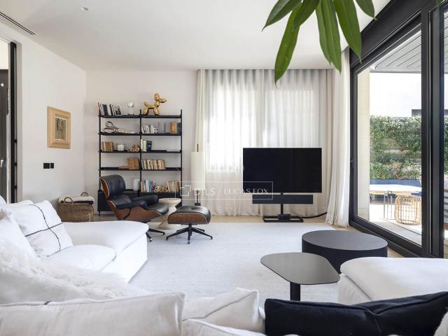 Chalet en venta en Barcelona, Sarrià. Casavilla en excelentes condiciones con cinco dormitorios en venta en Sarrià. Chalets.