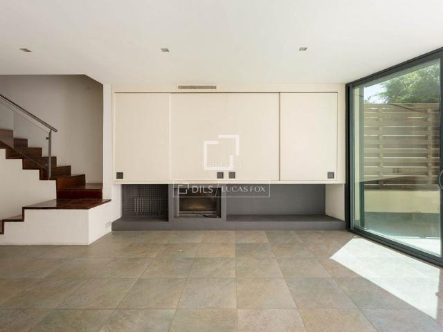 Chalet en venta en Barcelona, Sarrià. Excelente casa villa con seis dormitorios y terraza de 71m en venta en Sarrià. Chalets.