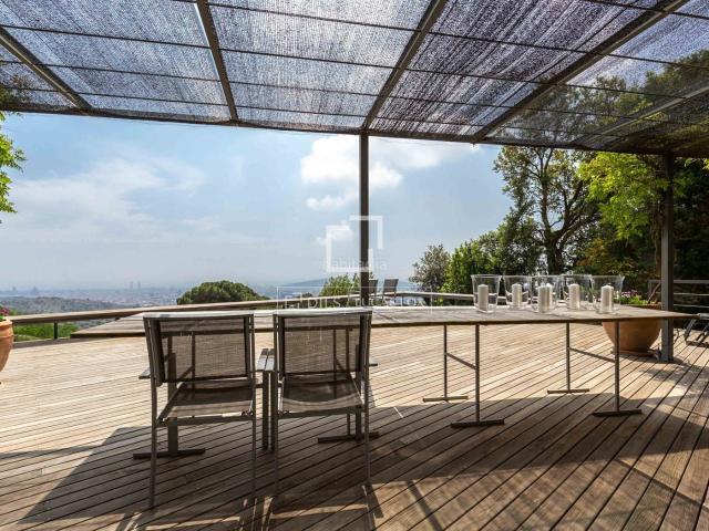 Chalet en venta en Barcelona, Vallvidrera Tibidabo Les Planes. En venta casavilla en Vallvidrera, con cuatro dormitorios y jardín de 439 m. Chalets.