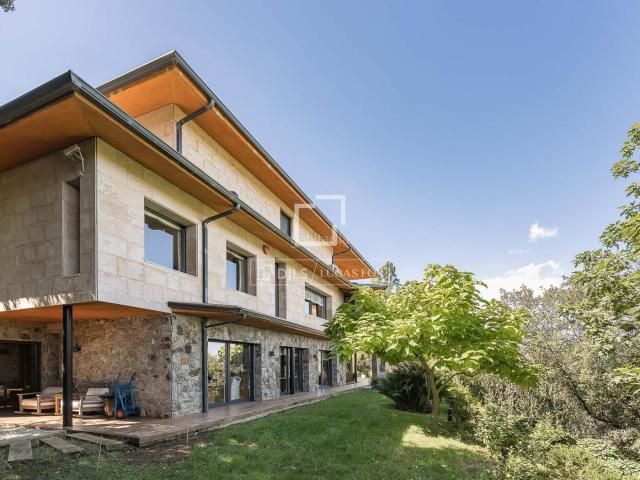 Chalet en venta en Barcelona, Vallvidrera Tibidabo Les Planes. Espectacular villa de siete dormitorios con 14000m de terreno y vistas en Vallvidrera. Chalets.
