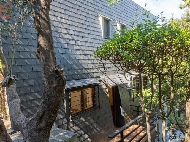 Chalet en venta en Barcelona, Vallvidrera Tibidabo Les Planes. Casa independiente de diseño con alto valor arquitectónico Vallvidrera. Chalets.