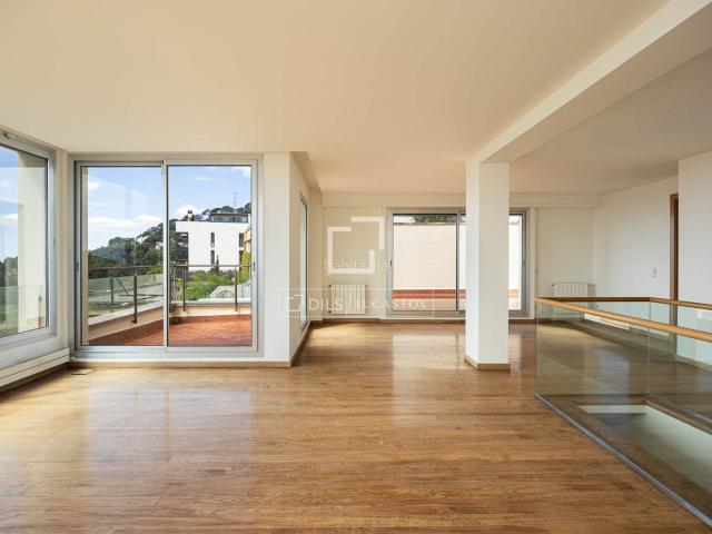 Chalet en venta en Barcelona, Sant Gervasi Bonanova. Casa villa de 6 dormitorios con 250m de jardín en venta en Sant Gervasi La Bonanova. Chalets.