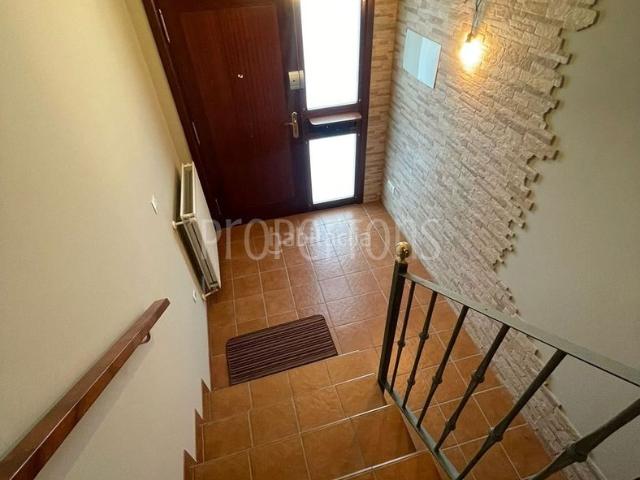 Chalet en venta en Barakaldo, Cruces. Amplio chalet adosado de tres plantas de 50 m2 cada una, con terraza balcones, jardín y zona exterior para dos vehículos, garaje y. Chalets.