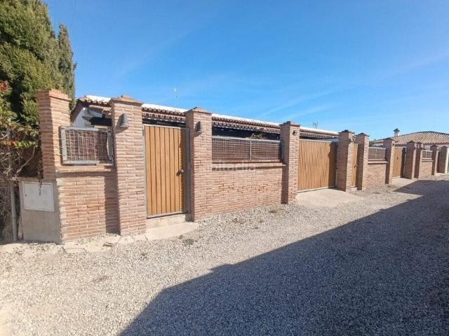Chalet en venta en Barbate, Zahora. SE VENDE PARCELA CON 3 CASAS INDEPENDIENTES ADOSADAS A 5 MINUTOS DE LA PLAYA, CON ALTA RENTABILIDAD. Chalets.