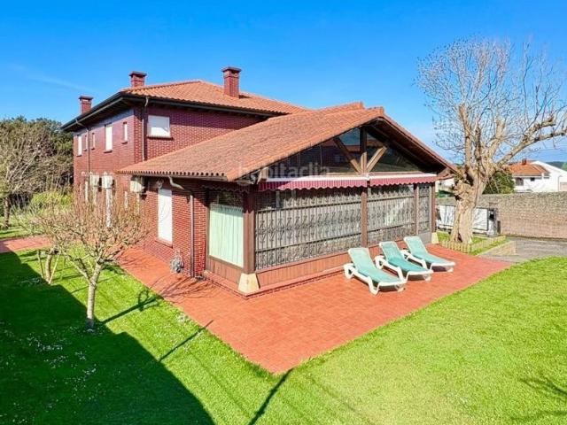 Chalet en venta en Bareyo, Ajo. Descubra la máxima expresión de confort en este imponente chalet independiente situado en el entorno privilegiado de Ajo. Con una. Chalets.