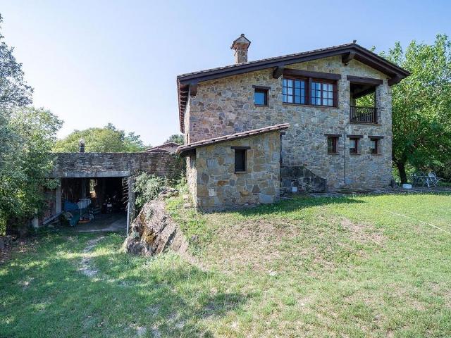 Chalet en venta en barrio Beguda, Sant Joan les Fonts, de 1.000 m² 7 habitaciones por 790.000