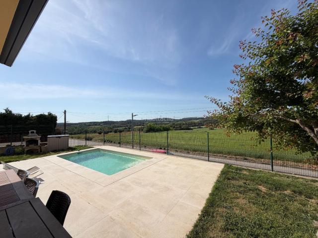 Chalet en venta en Bàscara. Casa con piscina y buenas vistas. Chalets.