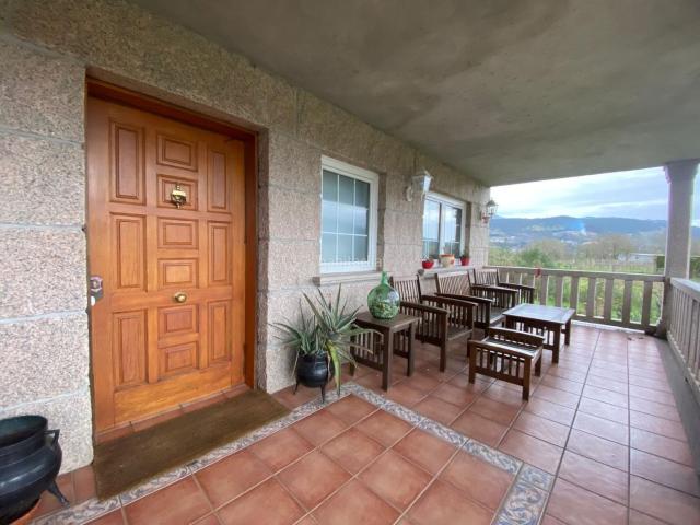 Chalet en venta en Ribadavia. Chalé seminuevo en venta. Chalets.