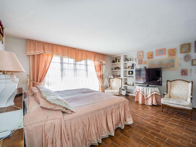 Chalet en venta en Becerril de la Sierra. Descubre este impresionante chalet independiente con piscina ubicado en Becerril, un enclave privilegiado en el noroeste de Madrid. Chalets Becerril de la.