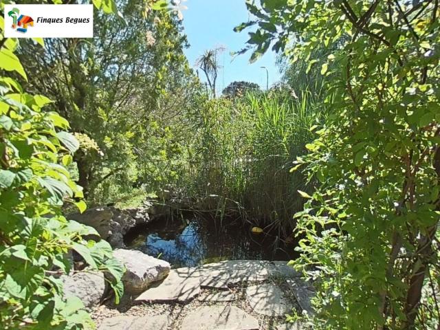 Chalet en venta en Begues. Magnífica casa esquinera en Begues. Chalets.