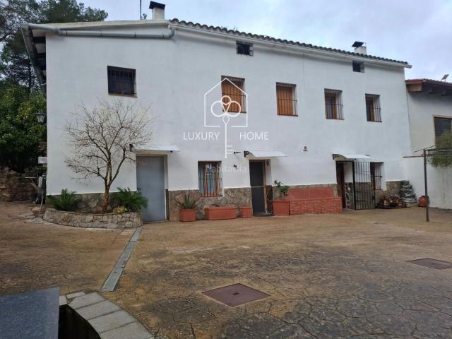 Chalet en venta en Begues. MASIA PARA DOS FAMILIAS EN PLENA NATURALEZA. Chalets.