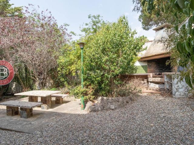 Chalet en venta en Begues. Casa independent amb piscina i màxima privacitat en una de les millors zones de Begues. Chalets.