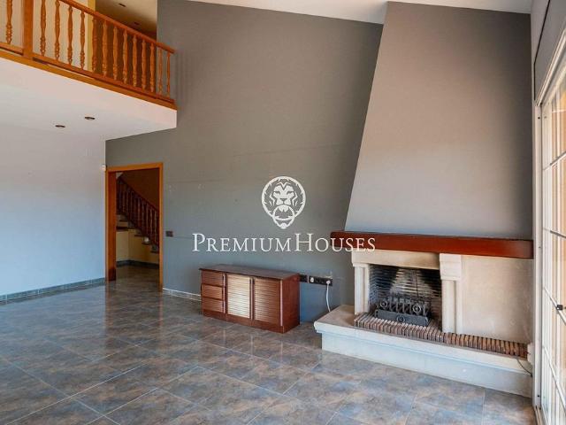 Chalet en venta en calle Duero, Begues, de 118 m² 4 habitaciones por 565.000
