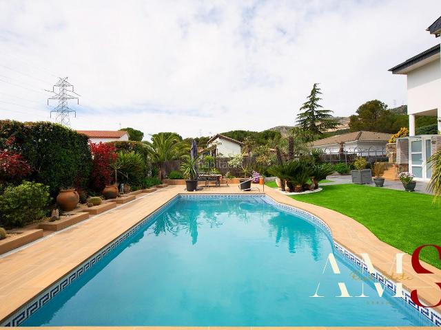 Chalet en venta en Begues. VILLA EXCLUSIVA CON CARÁCTER. Chalets.