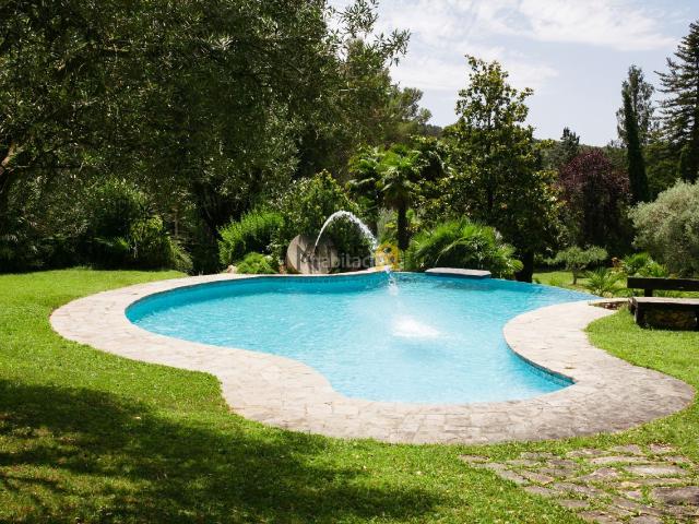 Chalet en venta en Begues. Villa unifamiliar con piscina climatizada rodeada del entorno natural de Begues. Chalets.