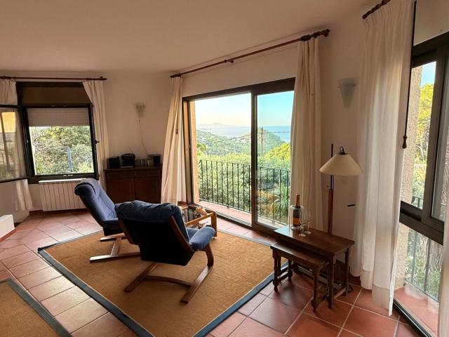 Chalet en venta en Begur, Aiguafreda Sa Tuna Costa Brava. Casa independiente con vistas al mar, terraza amplia y espacio independiente en planta baja. Chalets.
