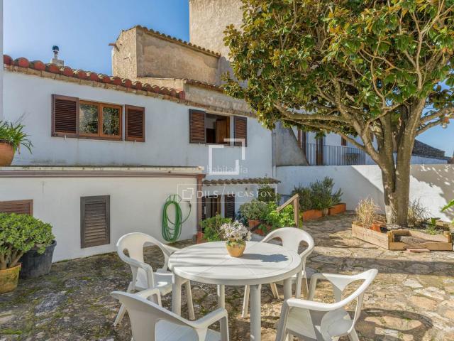 Chalet en venta en Begur, Begur Costa Brava. Casa de pueblo con patio, terraza, vistas al castillo y licencia turística en venta en el centro de Begur. Chalets.