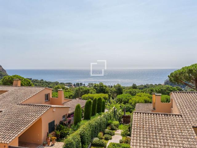 Chalet en venta en Begur, Fornells Aiguablava Costa Brava. Acogedora casa mediterránea de 3 dormitorios con vistas frontales al mar y a poca distancia a pie de la playa, en Aiguablava. Chalets.