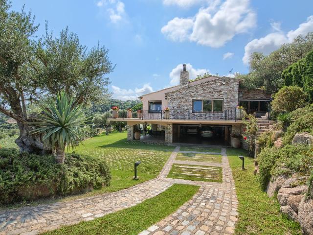 Chalet en venta en Begur, Fornells Aiguablava Costa Brava. MAGNÍFICA PROPIEDAD EN VENTA EN AIGUABLAVA CON VISTAS AL MAR Y PISCINA. Chalets.