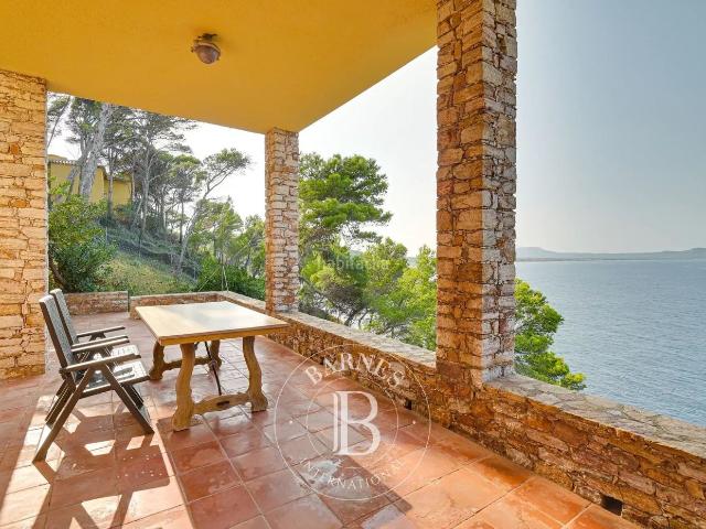Chalet en venta en Begur, Sa Riera Sa Fontansa Costa Brava. Bonita villa de estilo mediterráneo con espectaculares vistas a primera línea de mar en zona muy exclusiva de Begur, Costa Brava. Chalets.