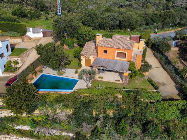 Chalet en venta en Begur, Sa Riera Sa Fontansa Costa Brava. EXCLUSIVA PROPIEDAD EN VENTA CON PISCINA DESBORDANTE Y VISTAS AL MAR EN SA RIERA, BEGUR. Chalets.