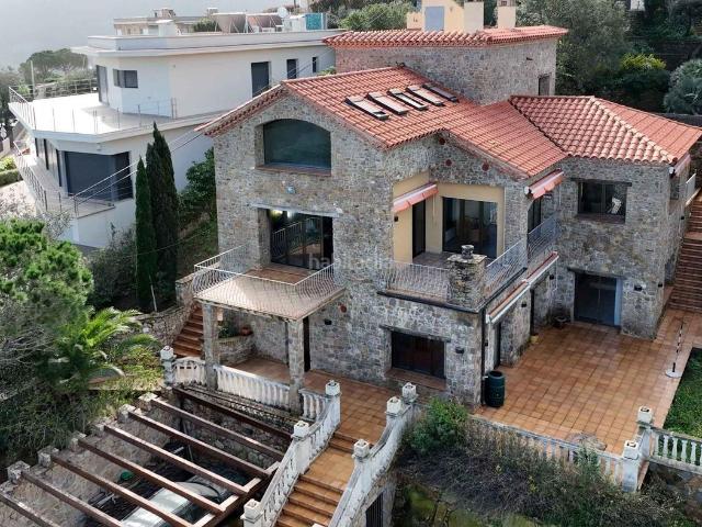 Chalet en venta en Begur, Sa Riera Sa Fontansa Costa Brava. Villa de lujo en Sa Riera con vistas al mar, ascensor, jardín, garaje y opción piscina. Chalets.