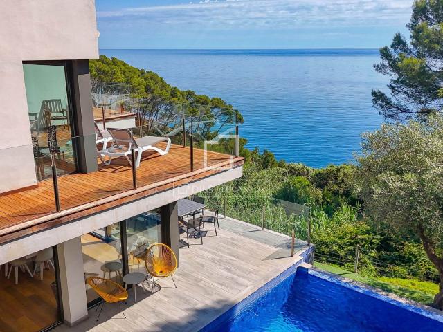 Chalet en venta en Begur, Sa Riera Sa Fontansa Costa Brava. Villa de 5 dormitorios, con vistas abiertas al mar, piscina y licencia turística en venta en primera línea en Sa Riera, Begur. Chalets.