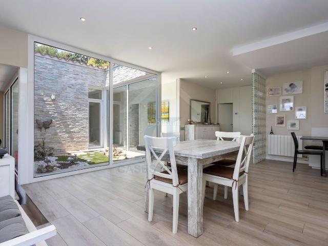 Chalet en venta en Bellaterra. ARQUITECTURA CONTEMPORÁNEA, PRIVACIDAD ABSOLUTA Y MONTAÑA A 20 DE BARCELONA. Chalets.