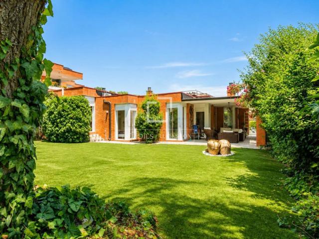 Chalet en venta en Bellaterra. Casa de 5 dormitorios en venta en Bellaterra, Barcelona. Chalets.