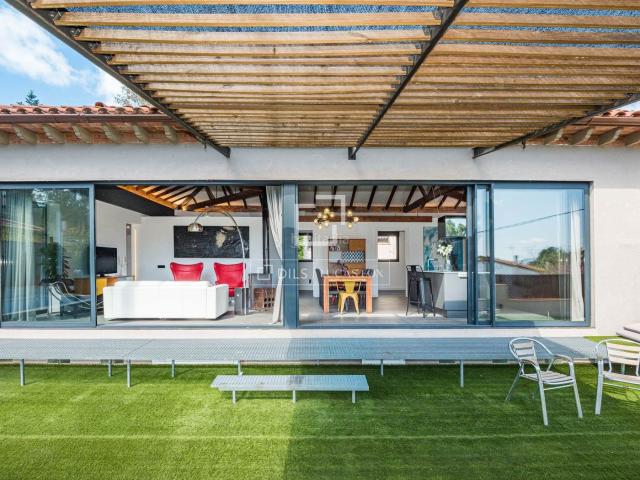Chalet en venta en Bellaterra. Exclusiva casa de diseño con terraza ajardinada, piscina y gran potencial de inversión en venta en Bellaterra. Chalets.