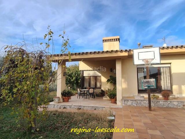 Chalet en venta en Bellcaire d´Empordà. Una casa con mucho encanto y potencial ! Ideal para los que buscan la intimidad y la calma. Chalets Bellcaire.