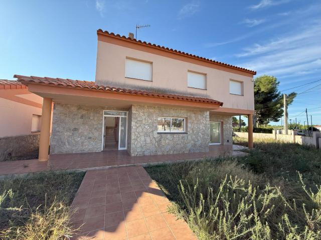 Chalet en venta en Bellvei. En la urb. Baronia de Bellvei. Chalets.