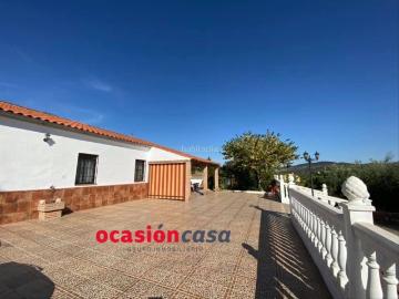 Chalet en venta en Belmez. ESPECTACULAR PARCELA CON CASA, PISCINA Y OLIVOS. Chalets.