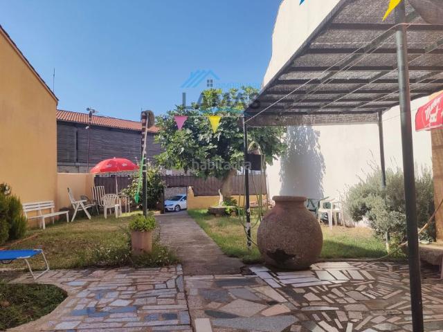 Chalet en venta en Belvís de Monroy. CASA CON PATIO Y JARDÍN EN LAS CASAS DE BELVIS. Chalets Belvís de.