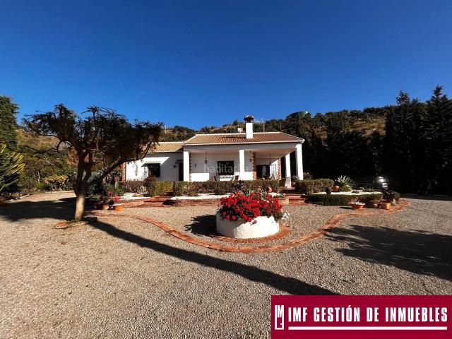 Chalet en venta en Benamargosa. ¡Oportunidad Única! Venta de Magnífica Villa Rural en Benamargosa. Chalets.