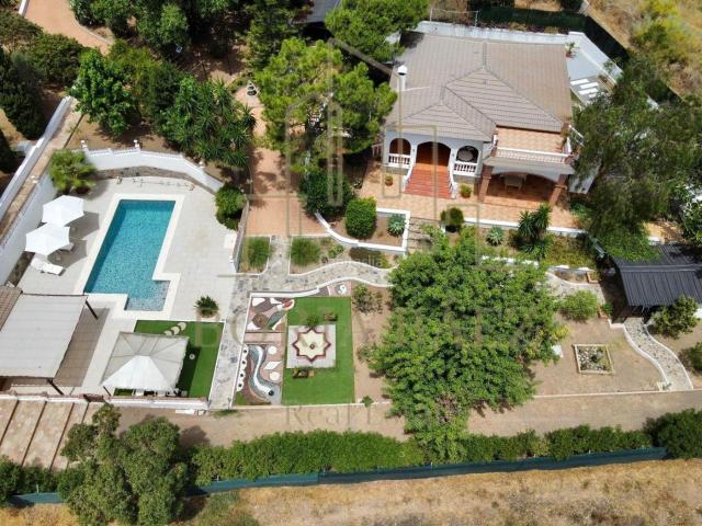 Chalet en venta en Benajarafe. villa independiente ubicada en un entorno tranquilo y privado de Benajarafe, ideal para quienes buscan amplitud, comodidad y una e. Chalets.